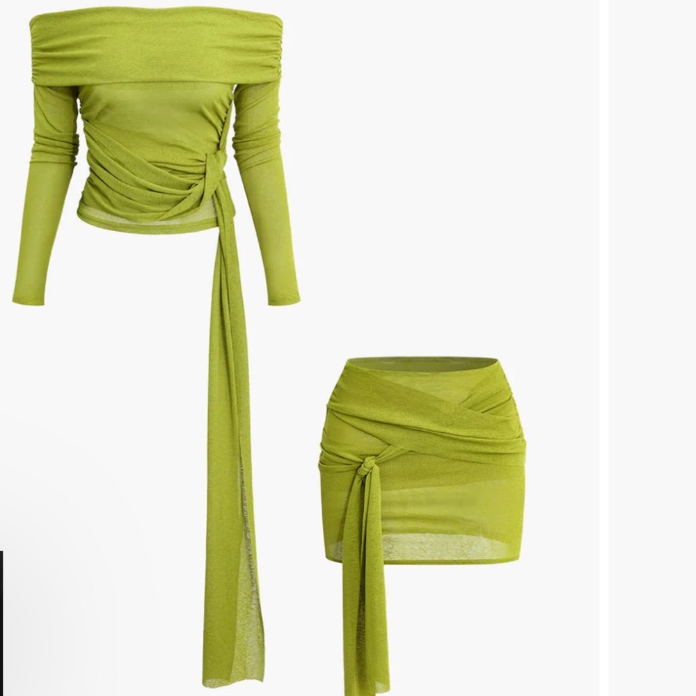 Micas Knot Ruched Off Shoulder Top And Mini Skirt Set
GREEN / L